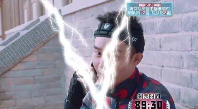 她拿下了宋仲基还不够，居然为了大张伟，还拒绝了王凯黄晓明！