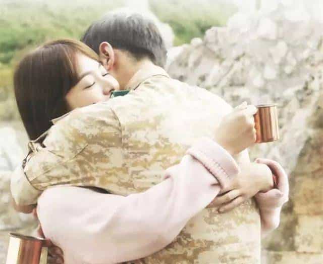 她拿下了宋仲基还不够，居然为了大张伟，还拒绝了王凯黄晓明！