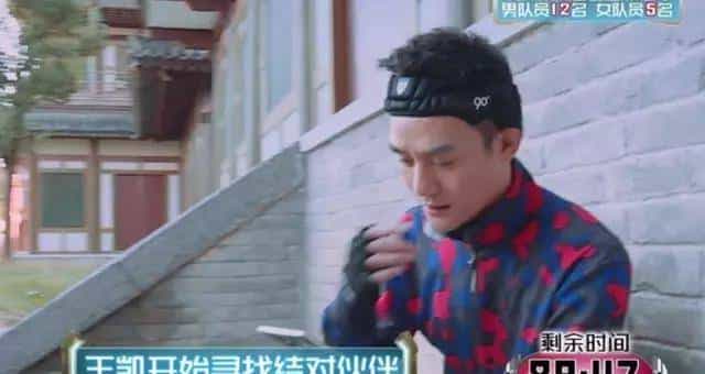 她拿下了宋仲基还不够，居然为了大张伟，还拒绝了王凯黄晓明！