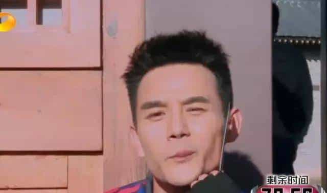 她拿下了宋仲基还不够，居然为了大张伟，还拒绝了王凯黄晓明！