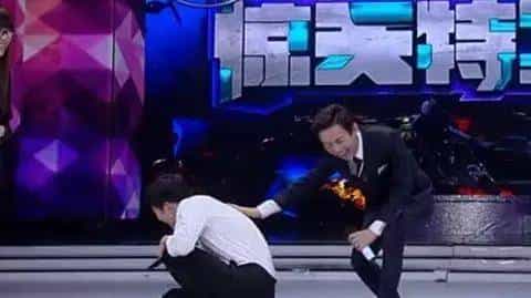 她拿下了宋仲基还不够，居然为了大张伟，还拒绝了王凯黄晓明！