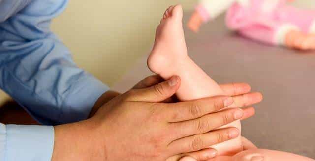 “阿姨，宝宝今天怎么睡这么沉？