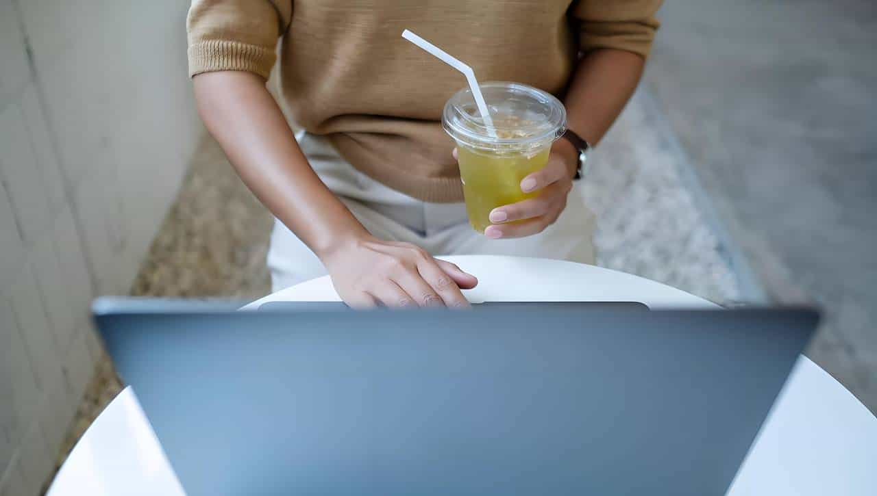 笔记本触摸板用好了真能甩掉鼠标！这些操作你肯定用得上