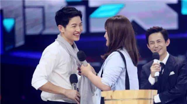 她拿下了宋仲基还不够，居然为了大张伟，还拒绝了王凯黄晓明！