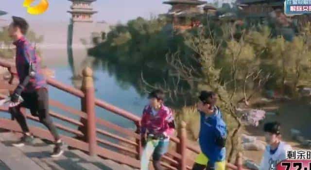 她拿下了宋仲基还不够，居然为了大张伟，还拒绝了王凯黄晓明！