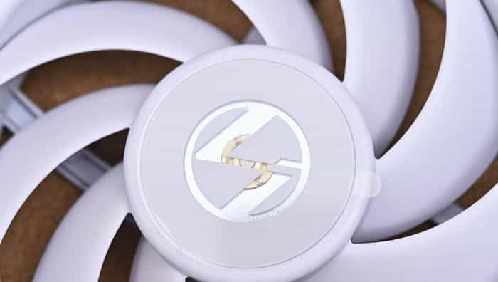 搭建无边海景房——影驰 Z790+ROG 龙王 3+联力积木风扇 P28 装机展示