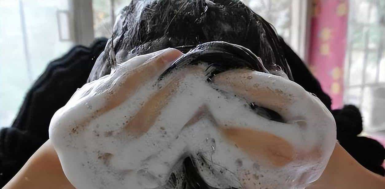 35岁男子头发稀疏,查成分发现罪魁祸首,90家庭都在用