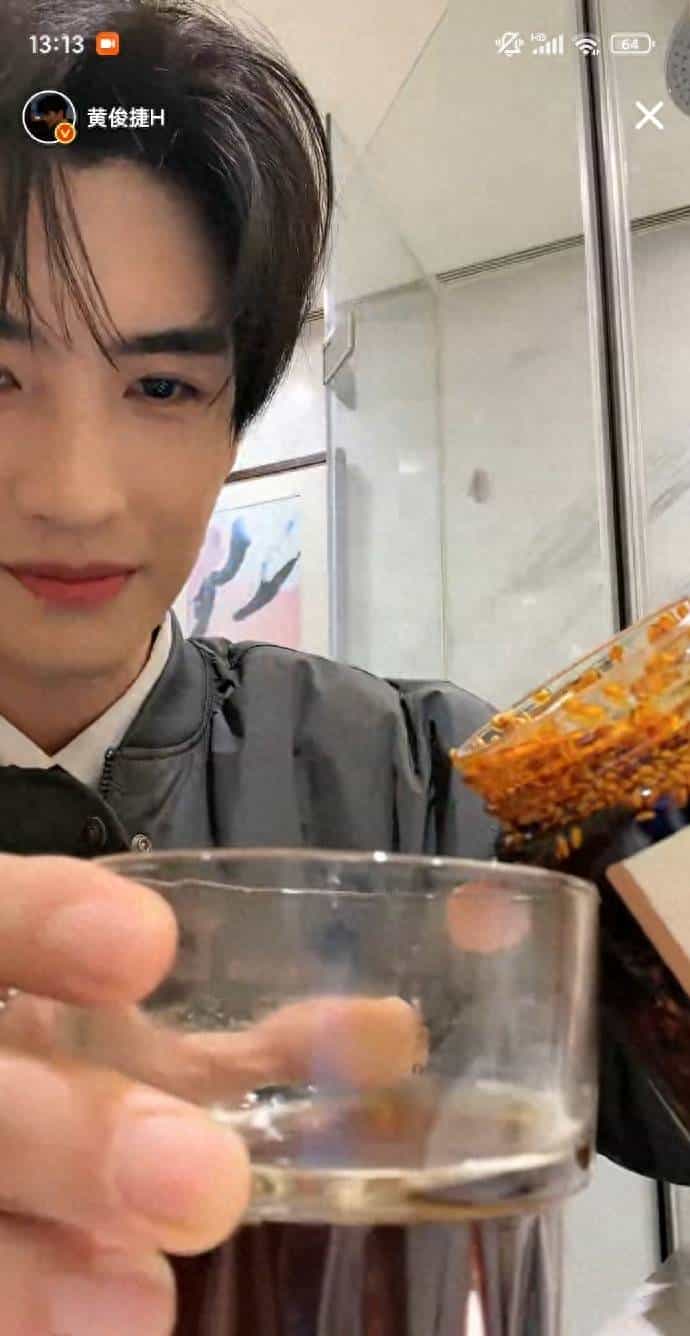 黄俊捷突击直播又整新活：咖啡加辣椒油自虐