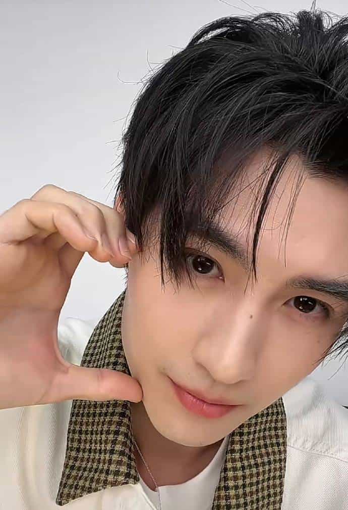 黄俊捷突击直播又整新活：咖啡加辣椒油自虐