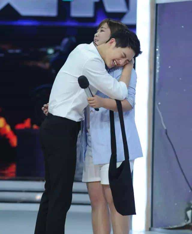 她拿下了宋仲基还不够，居然为了大张伟，还拒绝了王凯黄晓明！