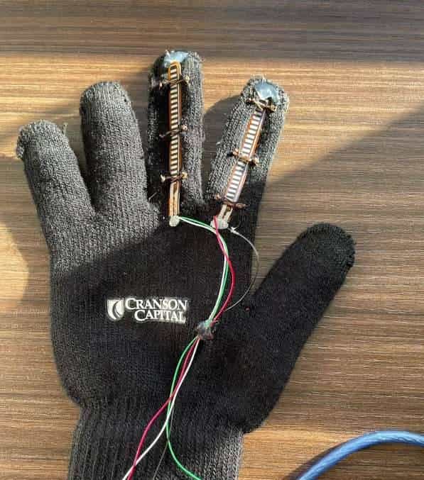 13岁少女硬核DIY：如何将一只普通手套变成VR控制器