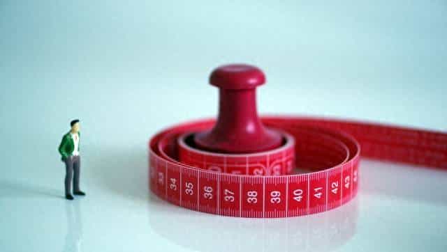 遥控器上的“双面镜”：央视的“挠背”与小剧场的“禁声”