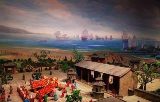 遥控器上的“双面镜”：央视的“挠背”与小剧场的“禁声”