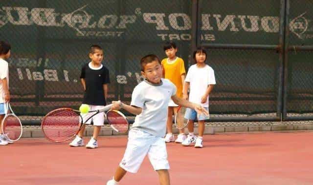 父亲去世,母亲改嫁,被送去儿童村,他却成为中网黑马