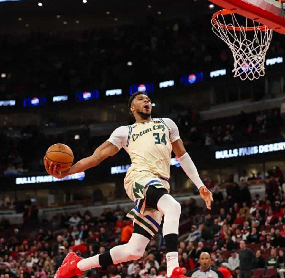 字母哥晒垃圾时间扣篮照:我表达能力有限但你应该清楚我的意思