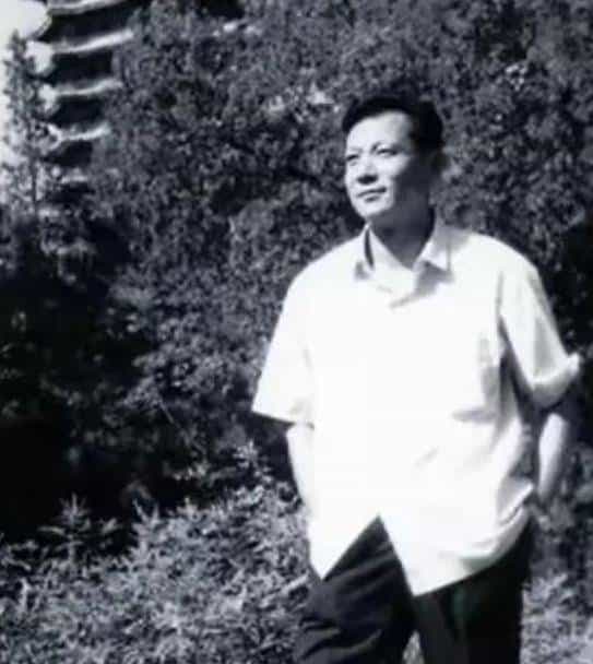 章含之的前夫洪君彦有多帅？1950 年 18 岁的他在大学留影，气质出众