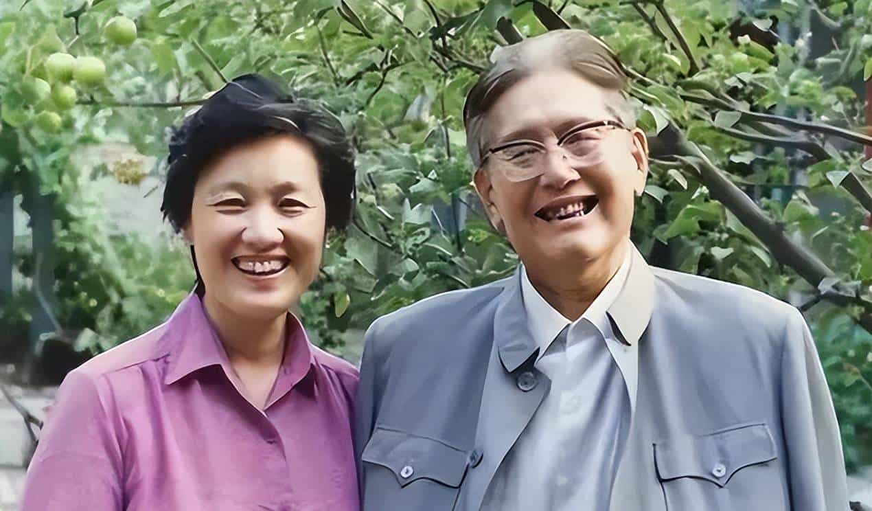 章含之的前夫洪君彦有多帅？1950 年 18 岁的他在大学留影，气质出众