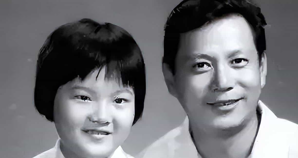 章含之的前夫洪君彦有多帅？1950 年 18 岁的他在大学留影，气质出众