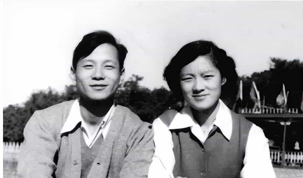 章含之的前夫洪君彦有多帅？1950 年 18 岁的他在大学留影，气质出众