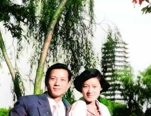 章含之的前夫洪君彦有多帅？1950 年 18 岁的他在大学留影，气质出众