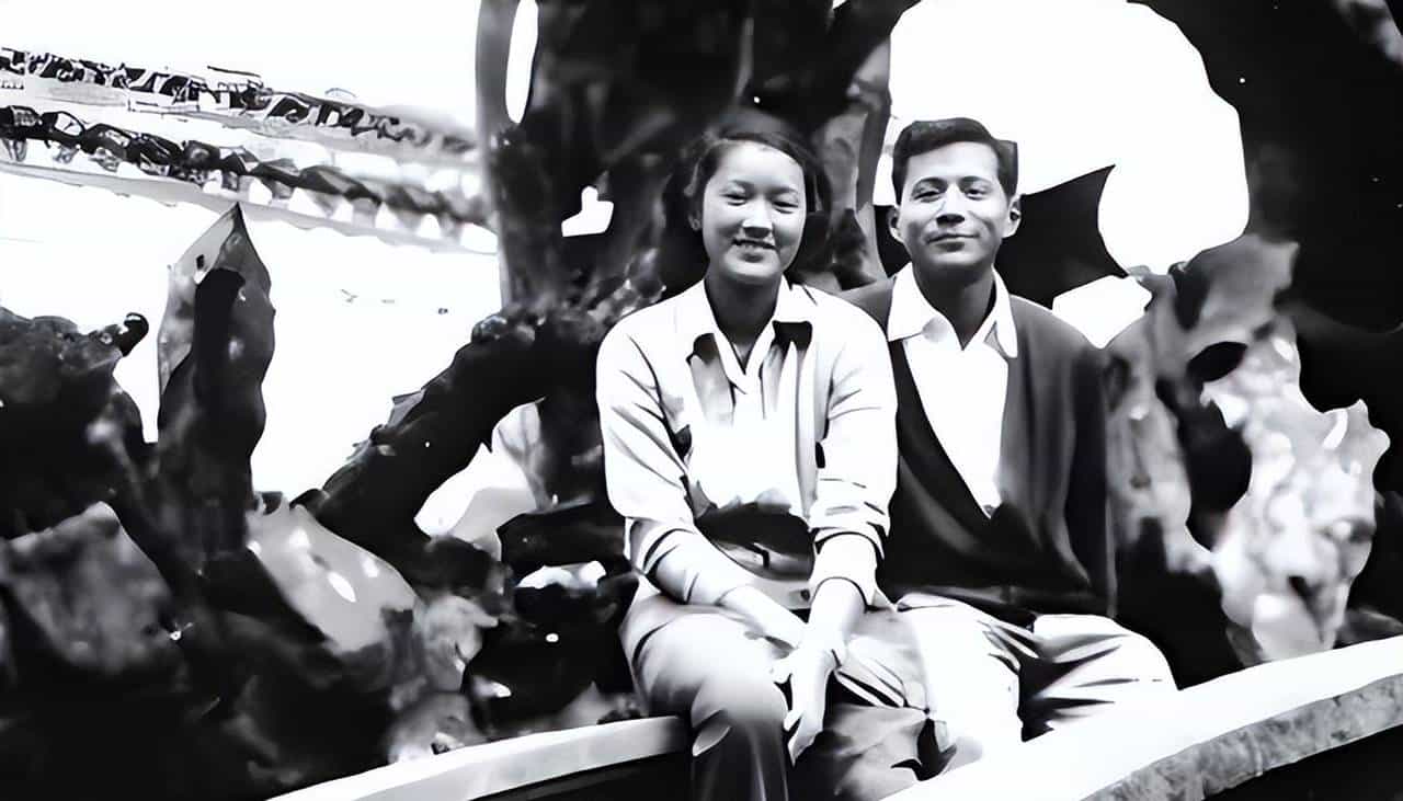 章含之的前夫洪君彦有多帅？1950 年 18 岁的他在大学留影，气质出众