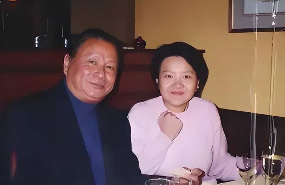 章含之的前夫洪君彦有多帅？1950 年 18 岁的他在大学留影，气质出众