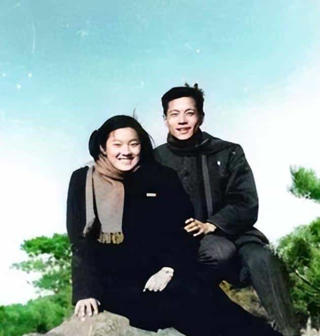 章含之的前夫洪君彦有多帅？1950 年 18 岁的他在大学留影，气质出众