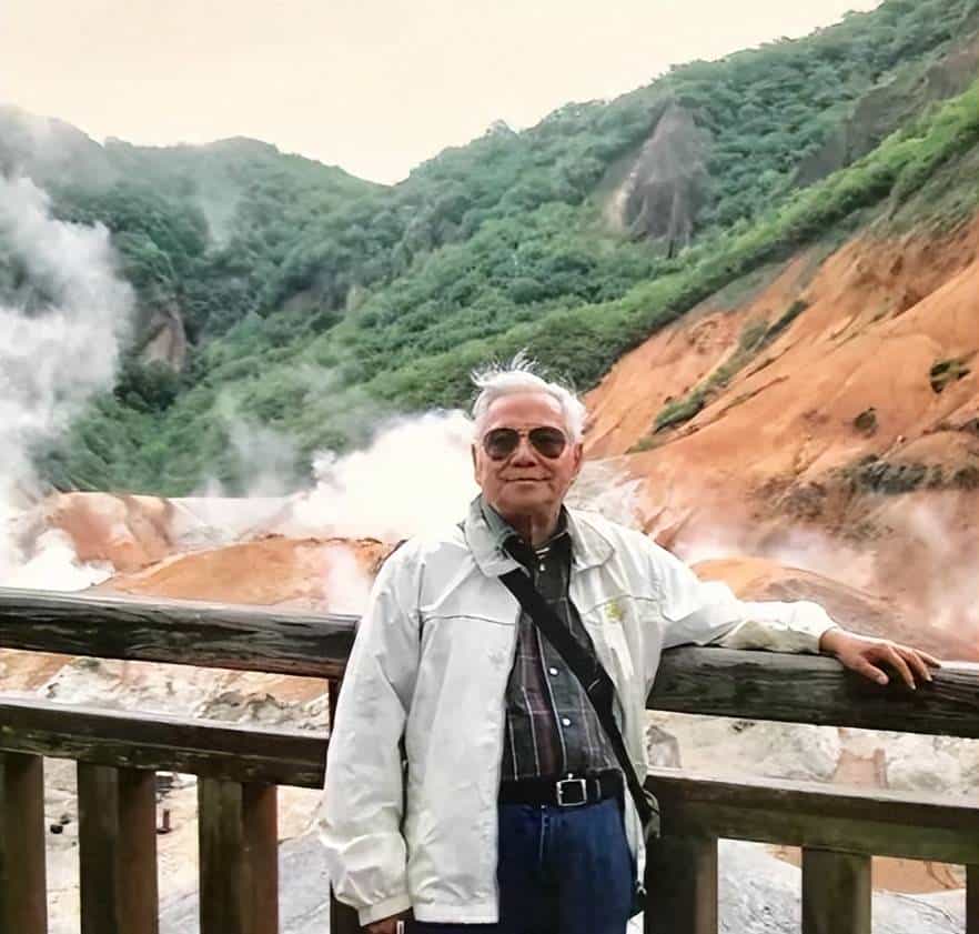 章含之的前夫洪君彦有多帅？1950 年 18 岁的他在大学留影，气质出众