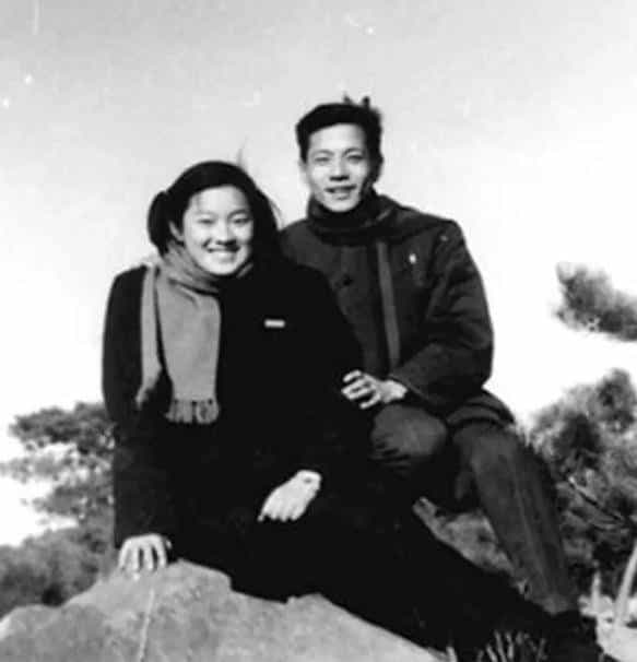 章含之的前夫洪君彦有多帅？1950 年 18 岁的他在大学留影，气质出众