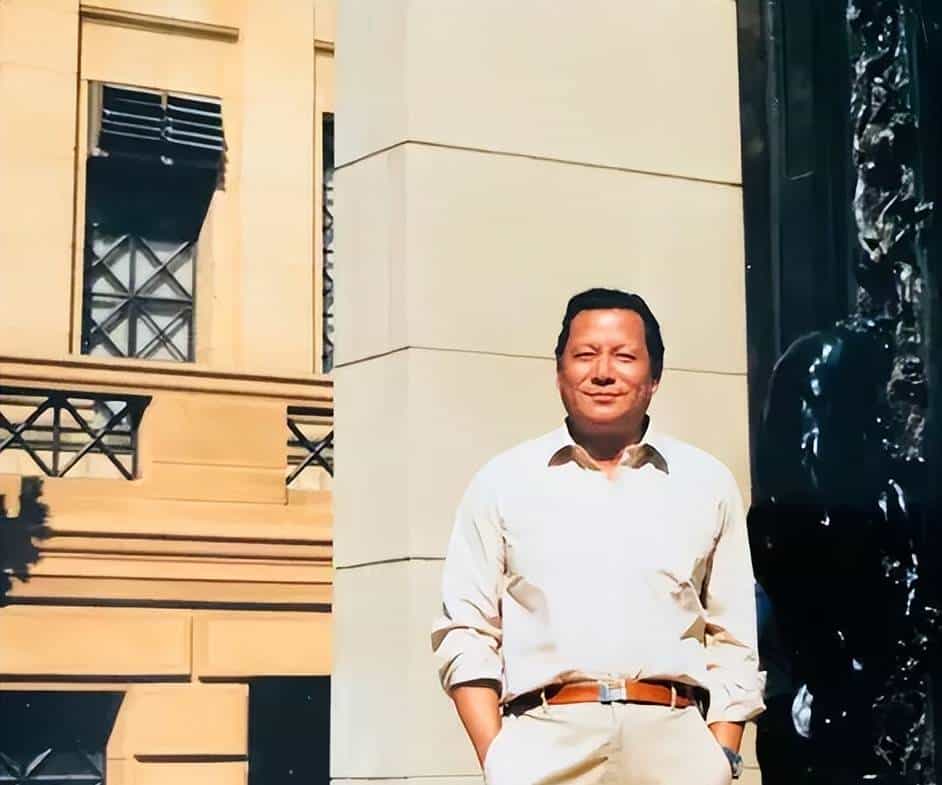 章含之的前夫洪君彦有多帅？1950 年 18 岁的他在大学留影，气质出众