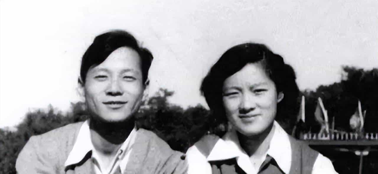 章含之的前夫洪君彦有多帅？1950 年 18 岁的他在大学留影，气质出众