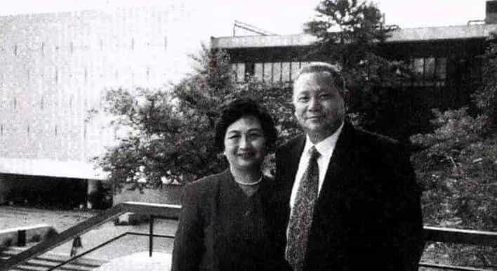 章含之的前夫洪君彦有多帅？1950 年 18 岁的他在大学留影，气质出众