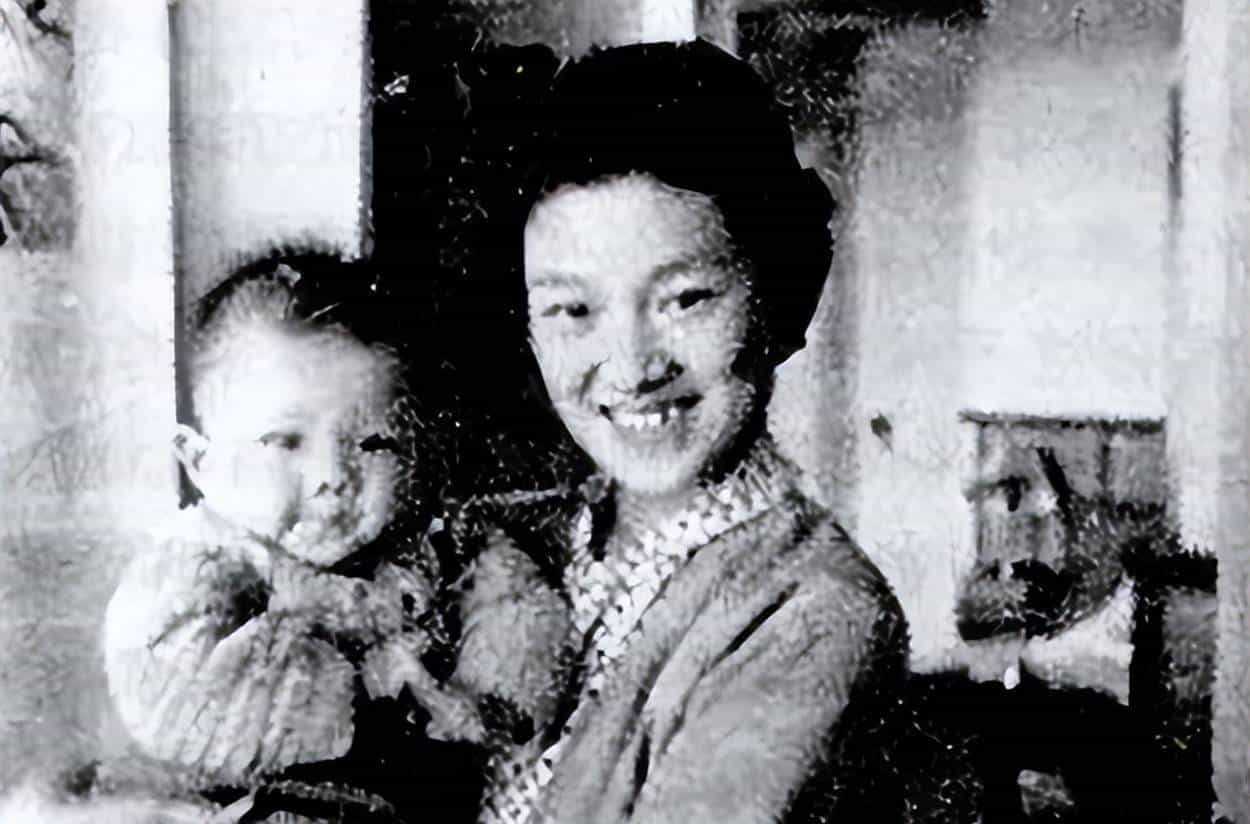 章含之的前夫洪君彦有多帅？1950 年 18 岁的他在大学留影，气质出众