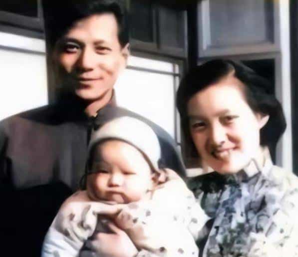 章含之的前夫洪君彦有多帅？1950 年 18 岁的他在大学留影，气质出众