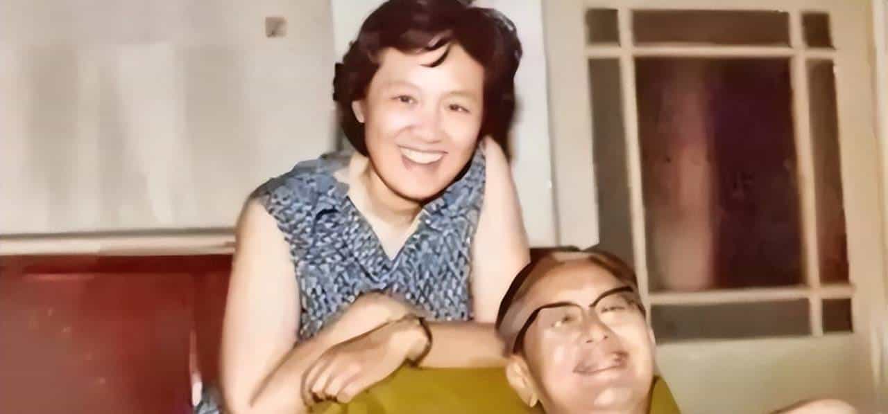 章含之的前夫洪君彦有多帅？1950 年 18 岁的他在大学留影，气质出众