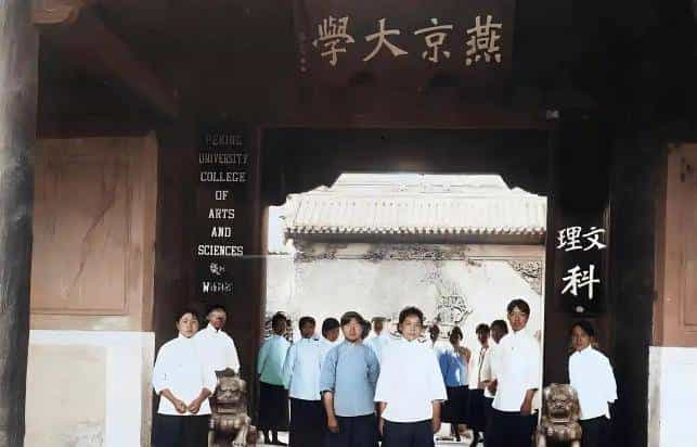 章含之的前夫洪君彦有多帅？1950 年 18 岁的他在大学留影，气质出众