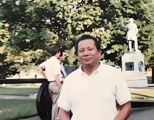 章含之的前夫洪君彦有多帅？1950 年 18 岁的他在大学留影，气质出众