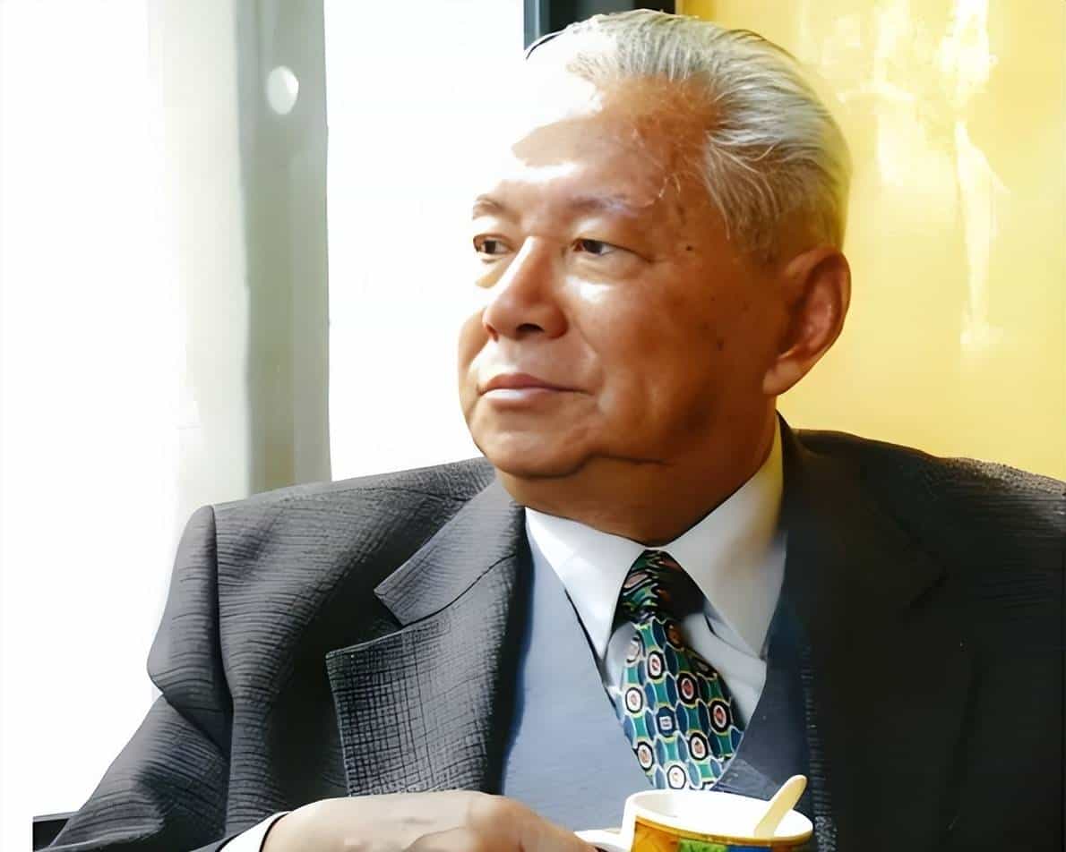 章含之的前夫洪君彦有多帅？1950 年 18 岁的他在大学留影，气质出众