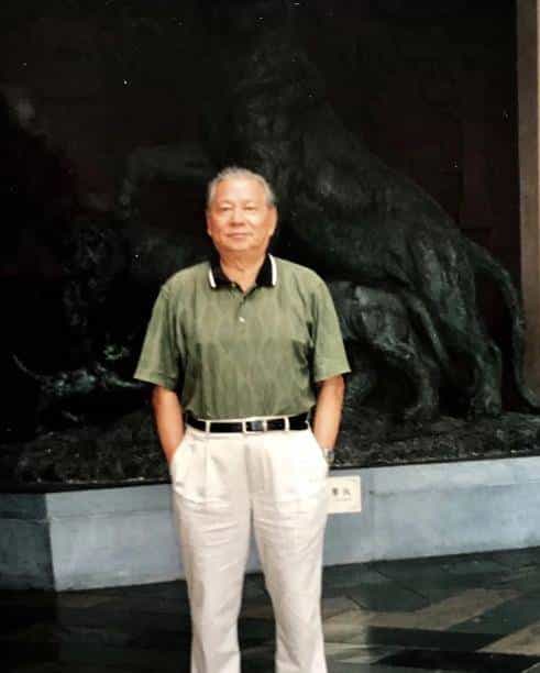 章含之的前夫洪君彦有多帅？1950 年 18 岁的他在大学留影，气质出众