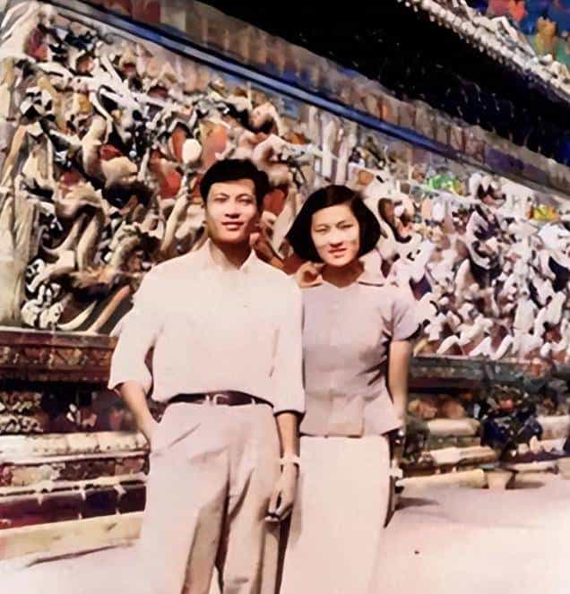 章含之的前夫洪君彦有多帅？1950 年 18 岁的他在大学留影，气质出众