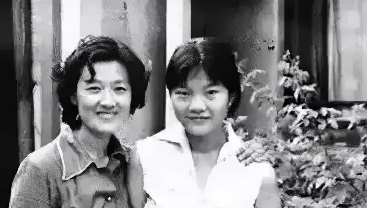 章含之的前夫洪君彦有多帅？1950 年 18 岁的他在大学留影，气质出众