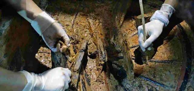 “银锭埋了120年,挖出来不到120小时,就被我装进编织袋,扛去