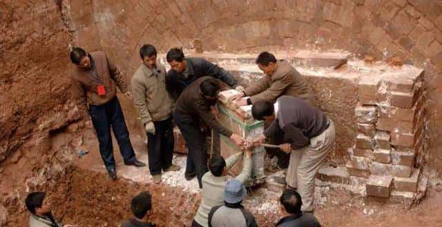 “银锭埋了120年,挖出来不到120小时,就被我装进编织袋,扛去