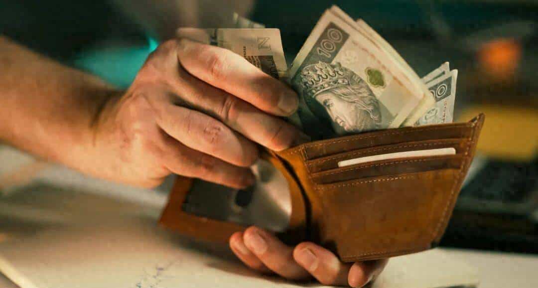 逆势撒钱背后，大厂不傻，AI抢人白热化，基层稳盘是关键