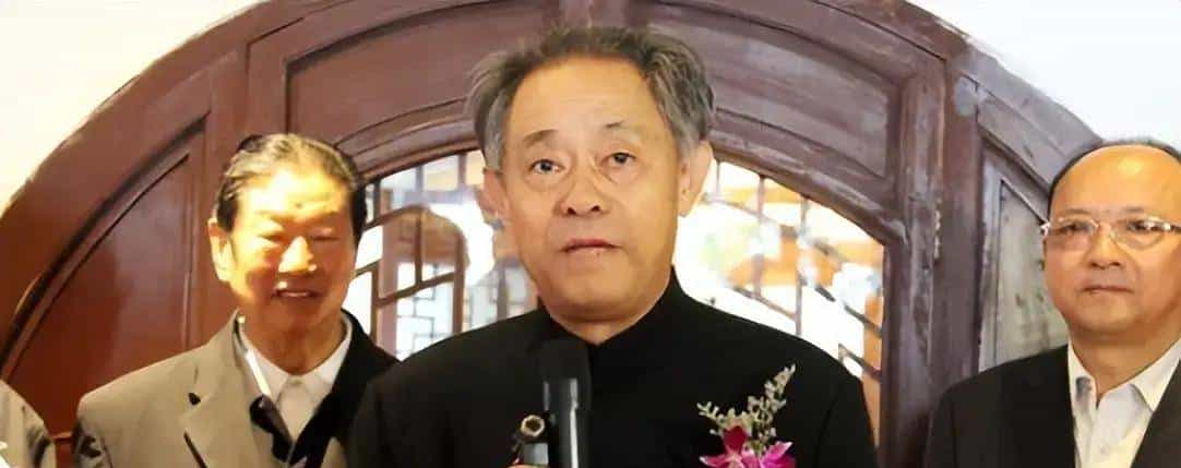 眼泪还没干，另一身份已全网疯传！这位南博前院长的“人设”危了