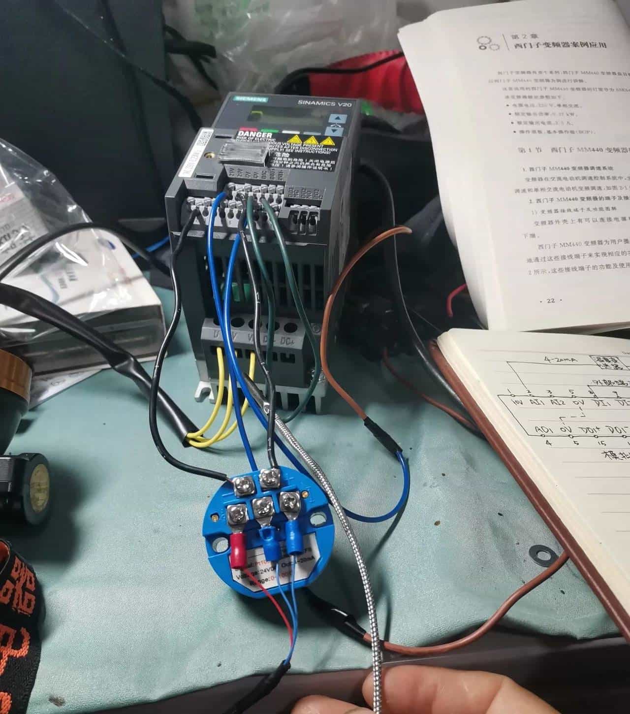 西门子V20变频器电流模拟量如何控制电机变速？