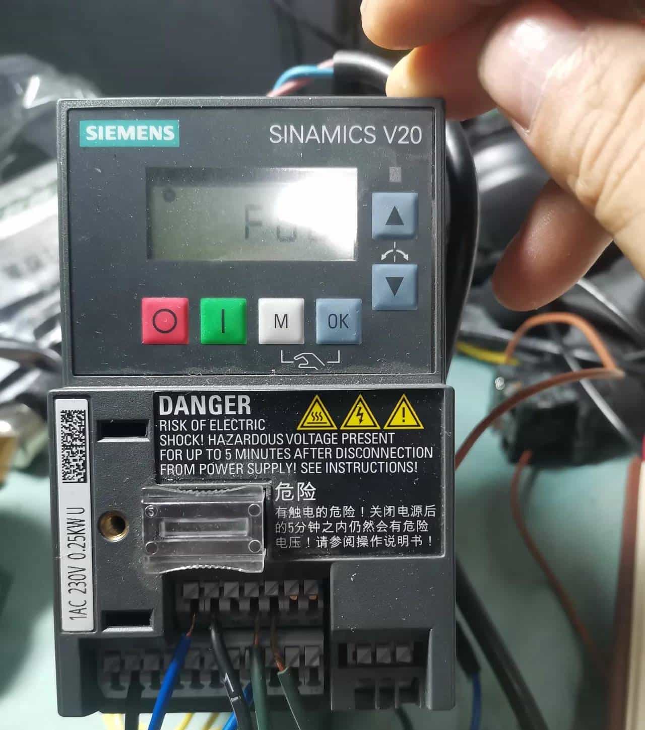 西门子V20变频器电流模拟量如何控制电机变速？