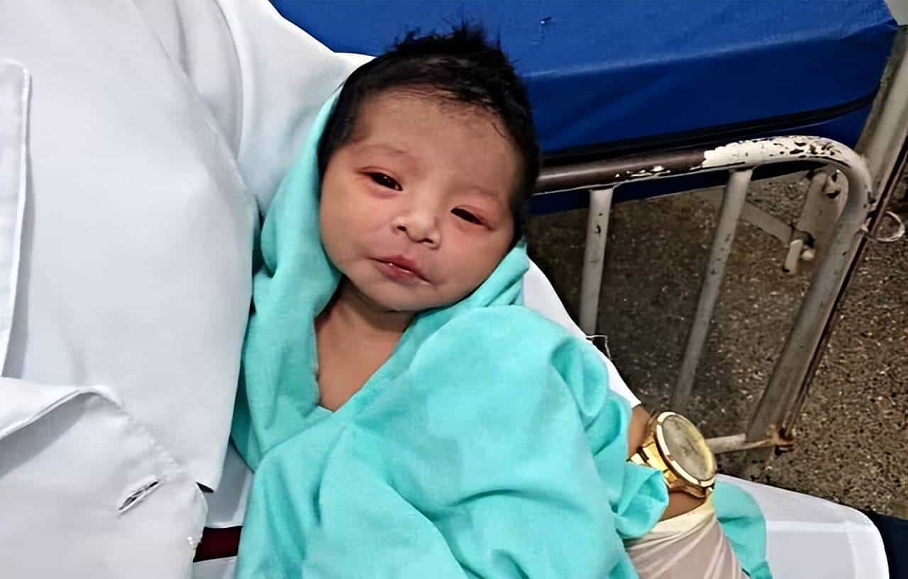 外国女婴刚出生就被母亲活埋，被埋了整整6小时，奇迹生还