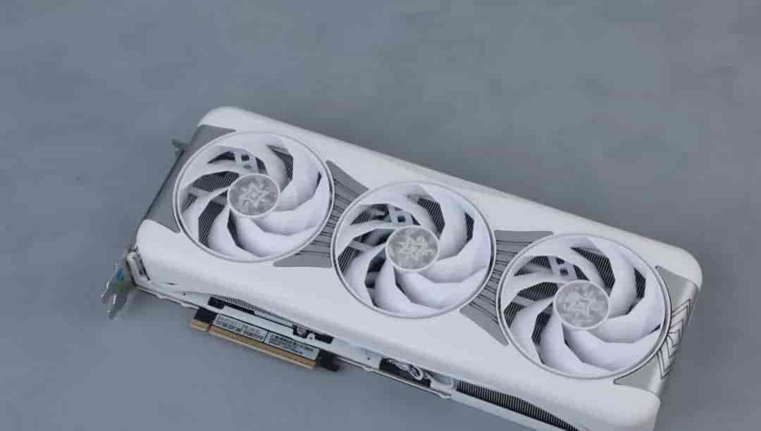 影驰RTX 5070 Ti星曜LUNA OC：DLSS 4+16GB显存定义颜值和性能的双向跃升