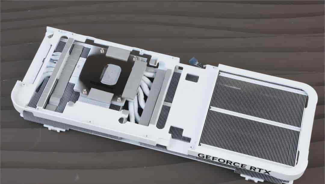 影驰RTX 5070 Ti星曜LUNA OC：DLSS 4+16GB显存定义颜值和性能的双向跃升